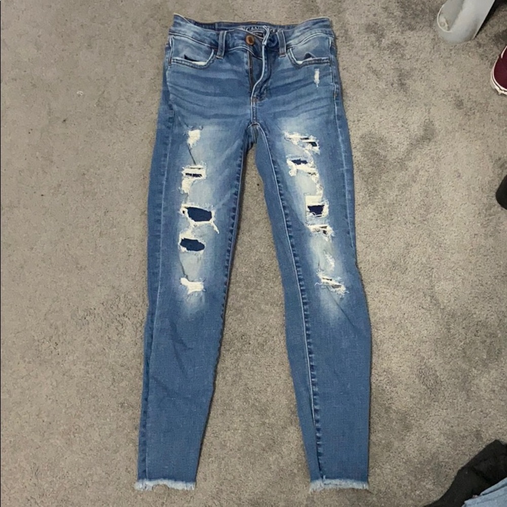 Super stretch jegging with lots of rips